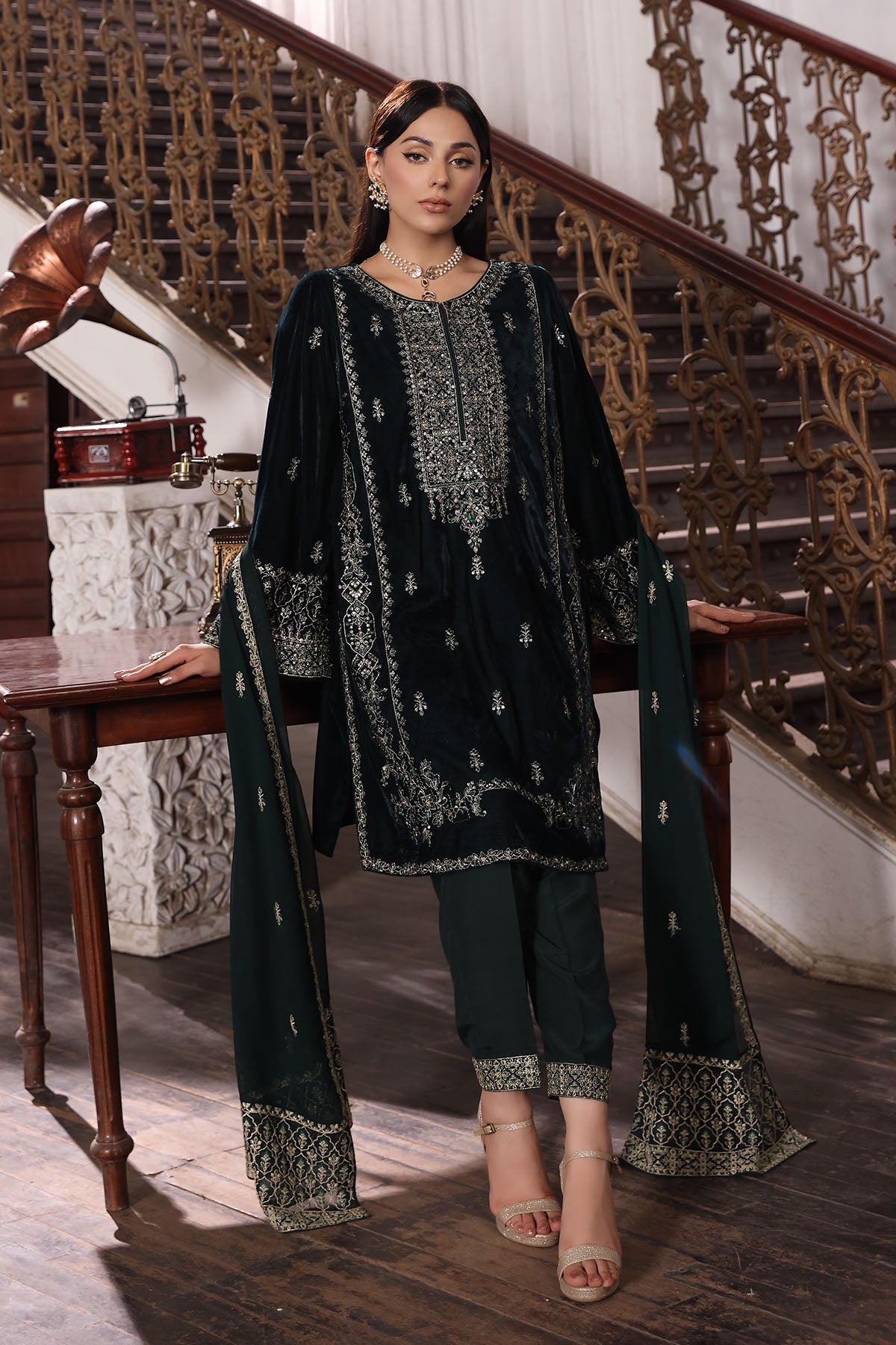 3 Piece Velvet Embroidered Suit (AV0029)